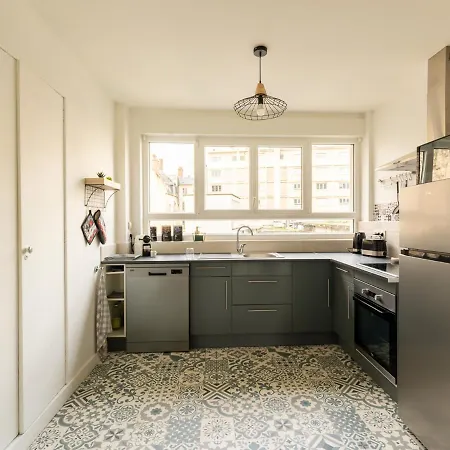 Superbe Appart Lumineux Avec Balcon Plein Centre קאין